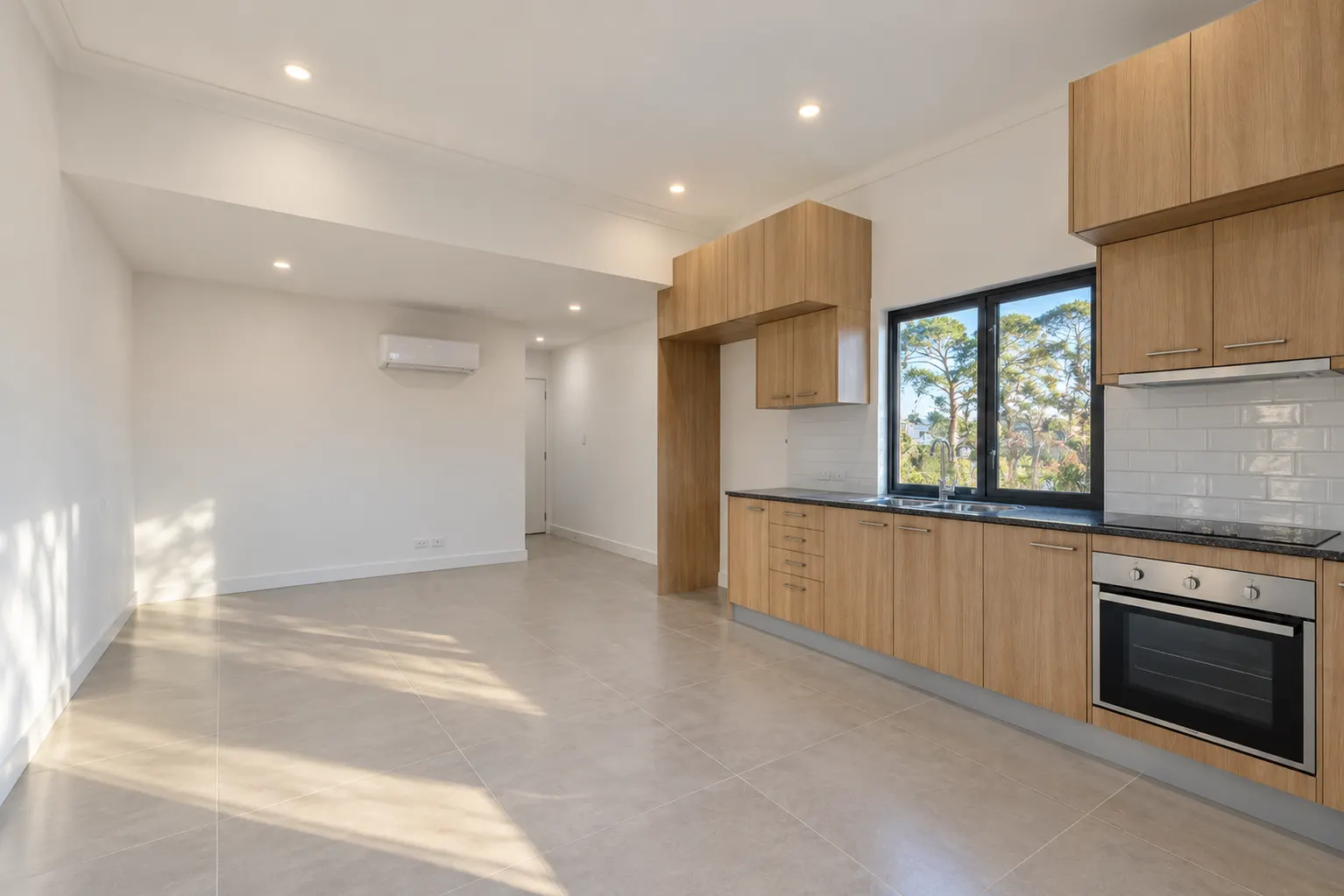 Cocina abierta al living recién reformada