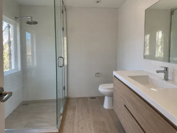Baño reformado con revestimiento nuevo