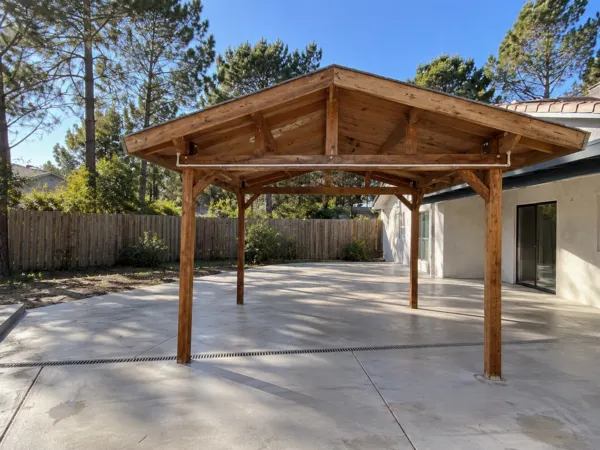 Patio con contrapiso nuevo y rejilla