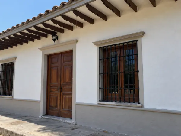 Fachada antigua revocada en San Carlos