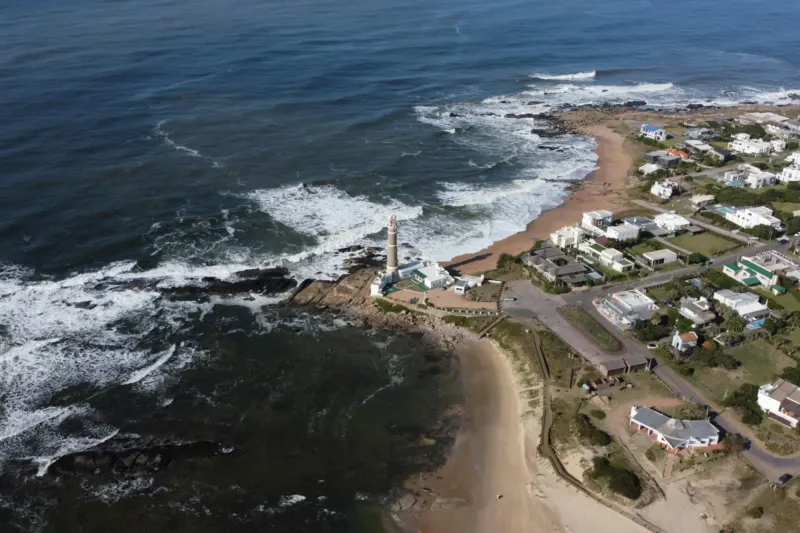 Casas bajas cerca del mar en La Barra