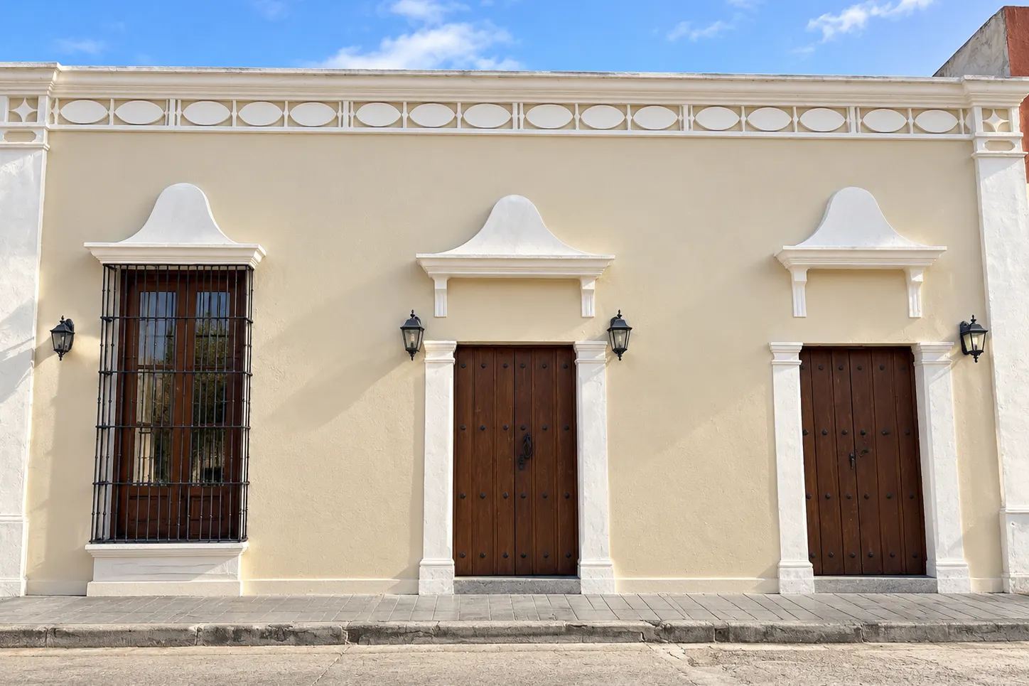 Casa antigua de San Carlos con el frente recién revocado